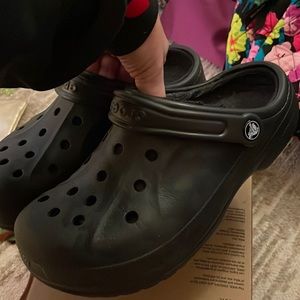 Black crocs sz 8 w/fur